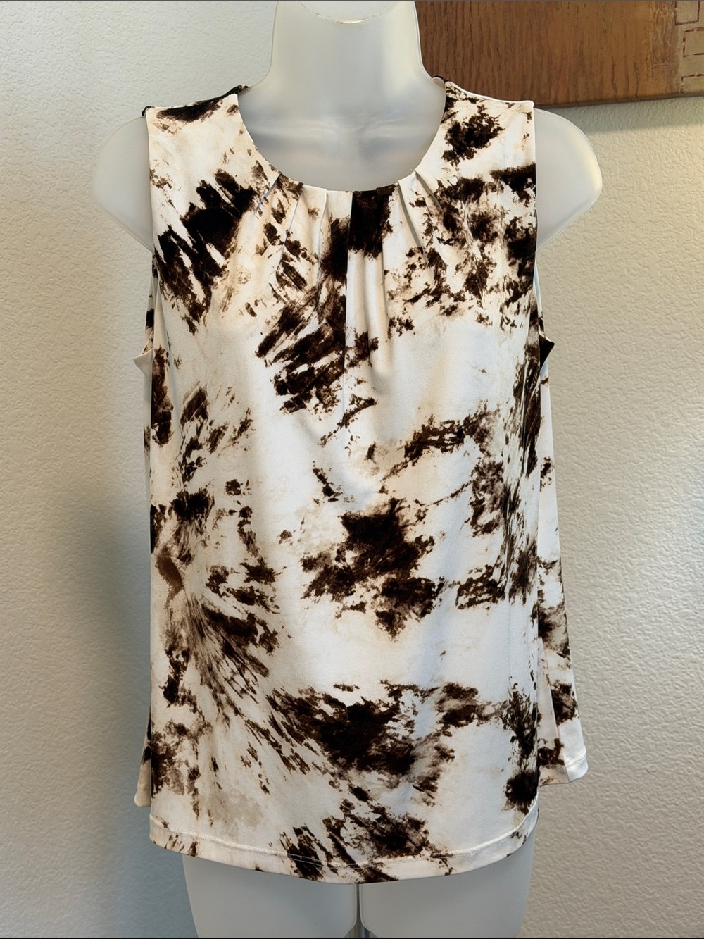 Calvin Klein Sleeveless Blouse with Brown Abstract Print